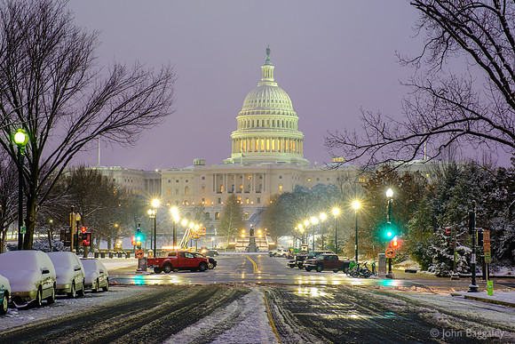 Snow and traffic lights at the Capitol